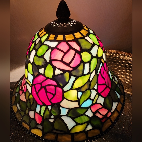 ❤️SOLD❤️ Tiffany Style Stained Glass Accent Lamp Bell Roses - Picture 3 of 8